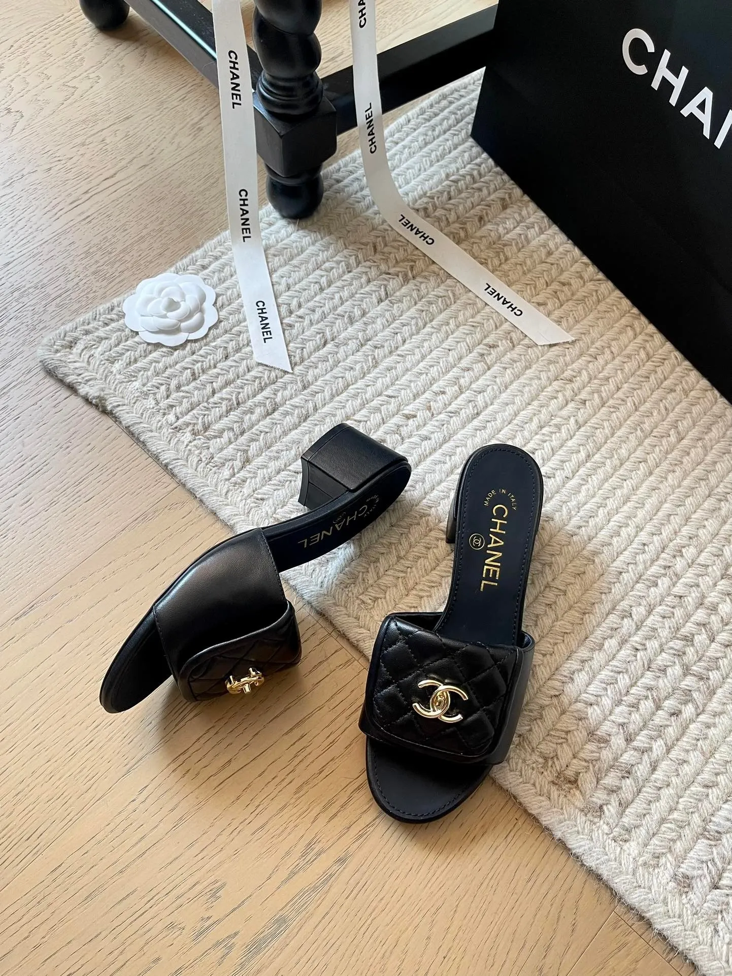 👟👟Ex-factory price 420👟👟 Chanel new early spring schoolbag buckle flat bottom/thick heel slippers series!  Classic rhombus pattern that you never get tired of😌 Upper: Sheepskin lining Outsole: Genuine leather outsole Heel height: 5cm Size: 35-39 40 41 42 Customized, non-refundable and non-exchangeable